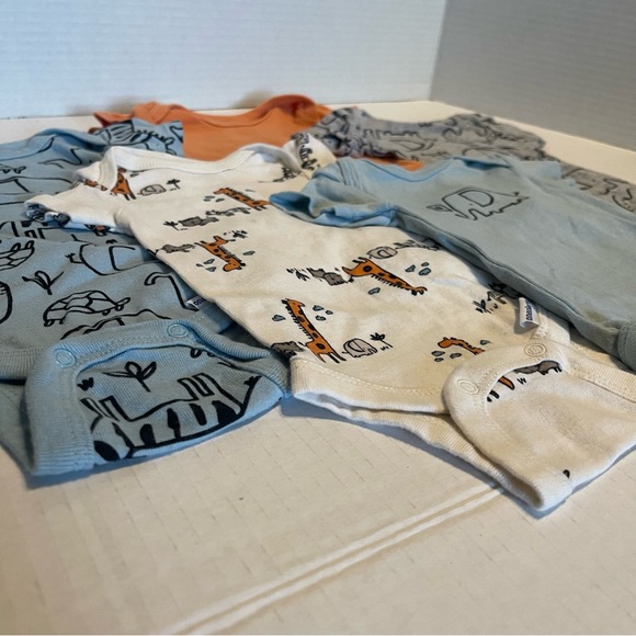 Gerber baby Onesies| Newborn| Animal Print theme| - Picture 2 of 7